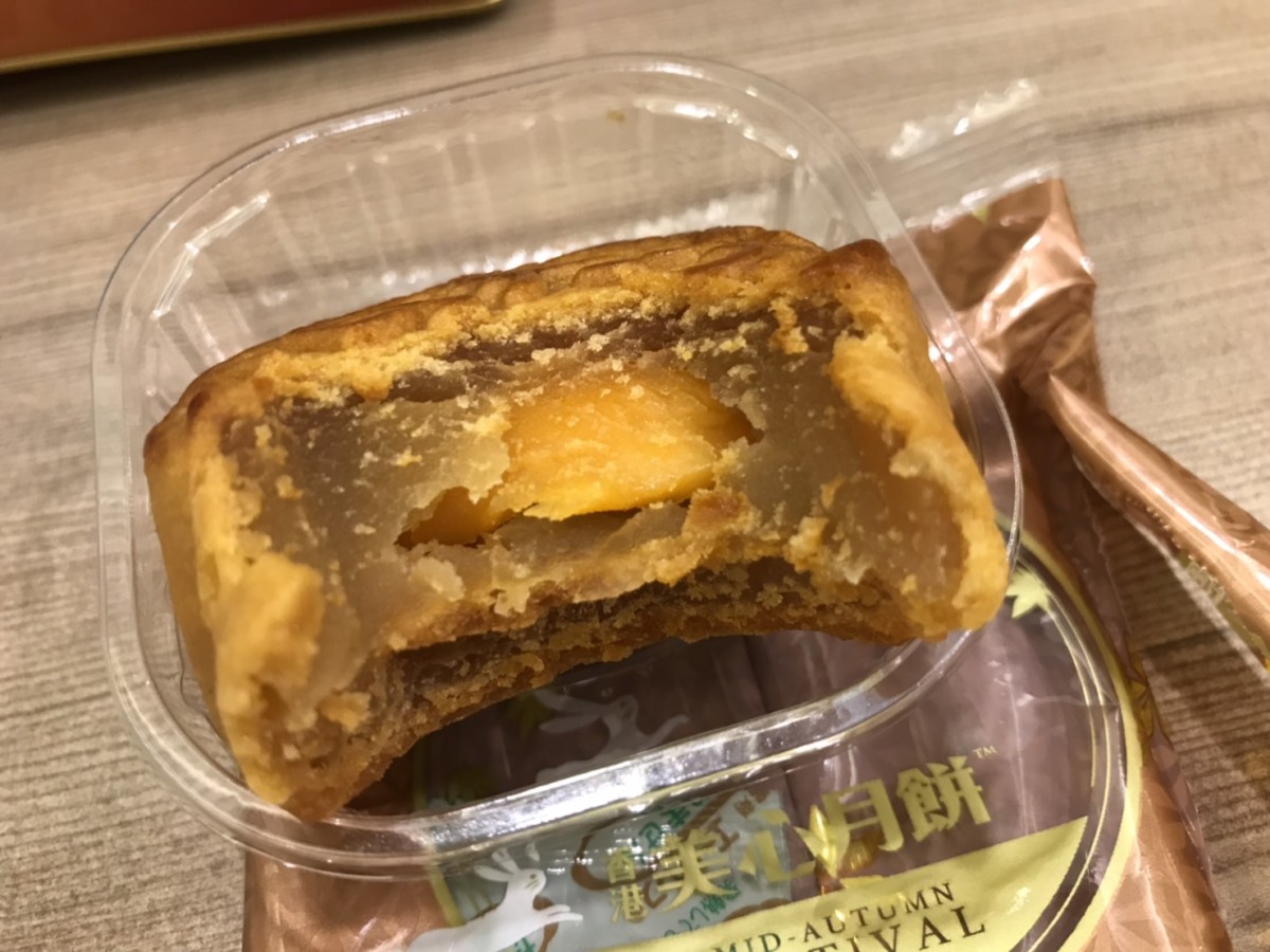 香港食品/中秋必吃美食/美心迷你珍藏版月餅-蛋黃白蓮蓉及蛋黃蓮蓉月餅-流油鹹蛋黃,甜香蓮蓉餡,誘人香氣惹人愛@香港美心月餅 中式料理 民生資訊分享 飲食集錦