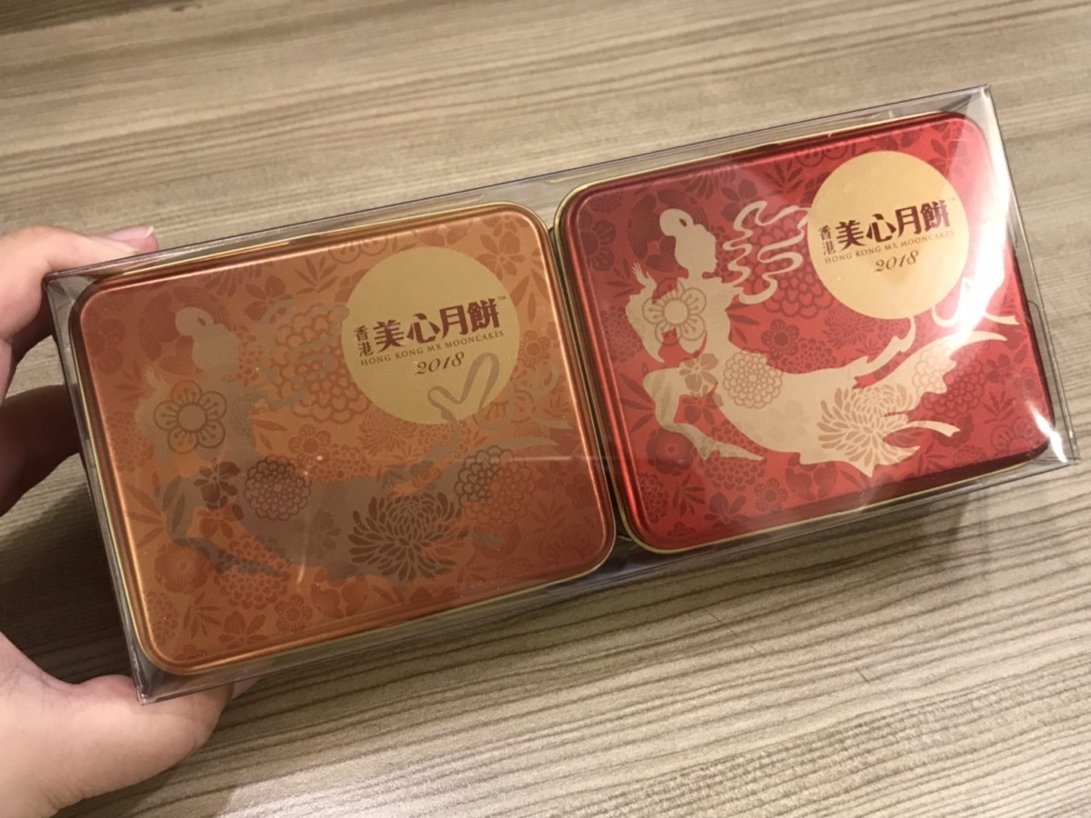 香港食品/中秋必吃美食/美心迷你珍藏版月餅-蛋黃白蓮蓉及蛋黃蓮蓉月餅-流油鹹蛋黃,甜香蓮蓉餡,誘人香氣惹人愛@香港美心月餅 中式料理 民生資訊分享 飲食集錦