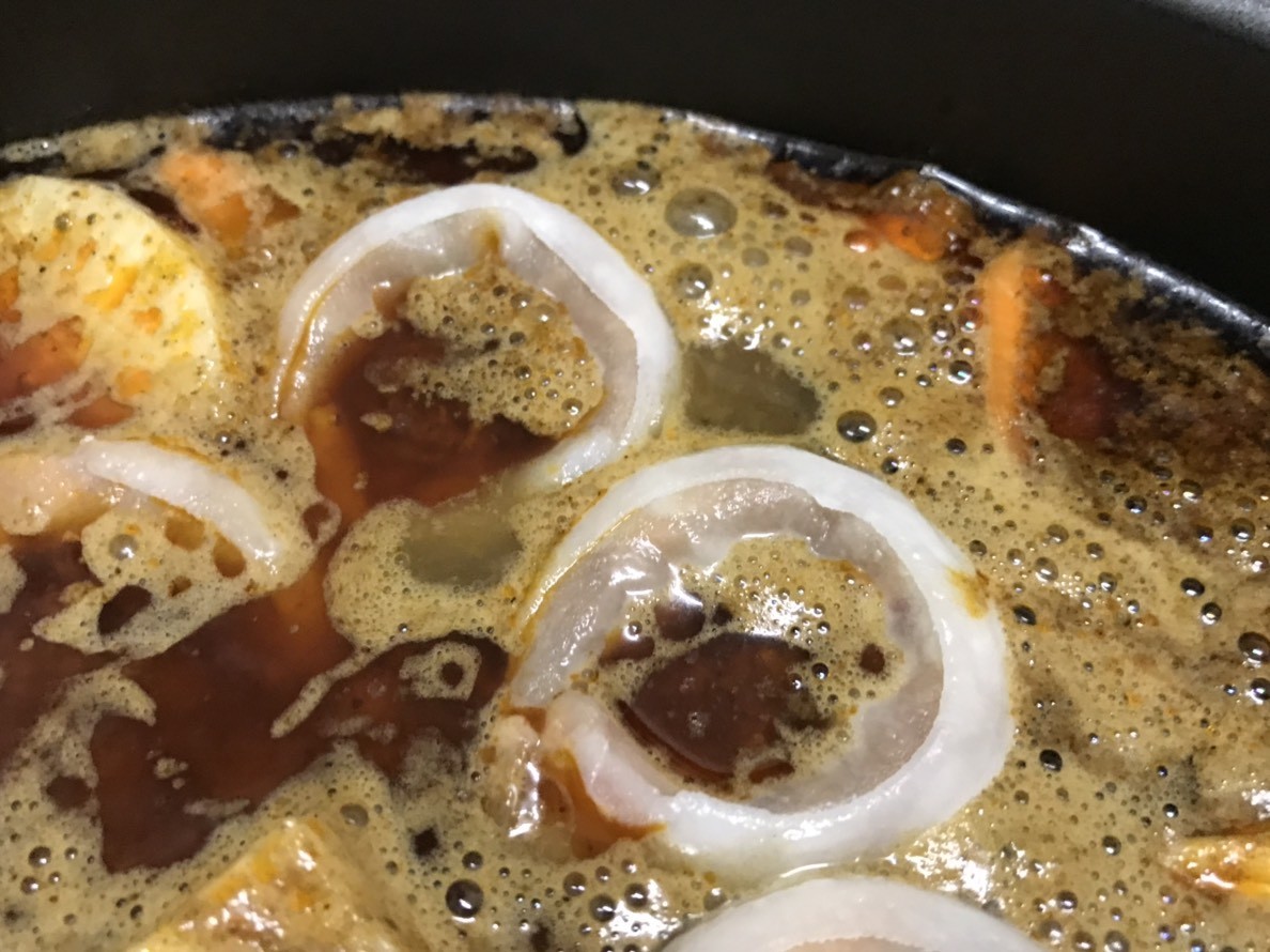 桂冠食品&君品頤宮中餐廳聯名推出星級料理,主廚秘製麻辣湯底麻香夠味、傳統汕頭魚餃彈脆爽滑、黃金流沙湯圓濃郁美味!圍爐聚餐/在家吃火鍋/火鍋美食/麻辣鍋底推薦/火鍋料推薦/簡單料理包/溫暖人心的食物/專業吃貨/7-11跟家樂福 中式料理 宅配食記 攝影 民生資訊分享 飲食集錦