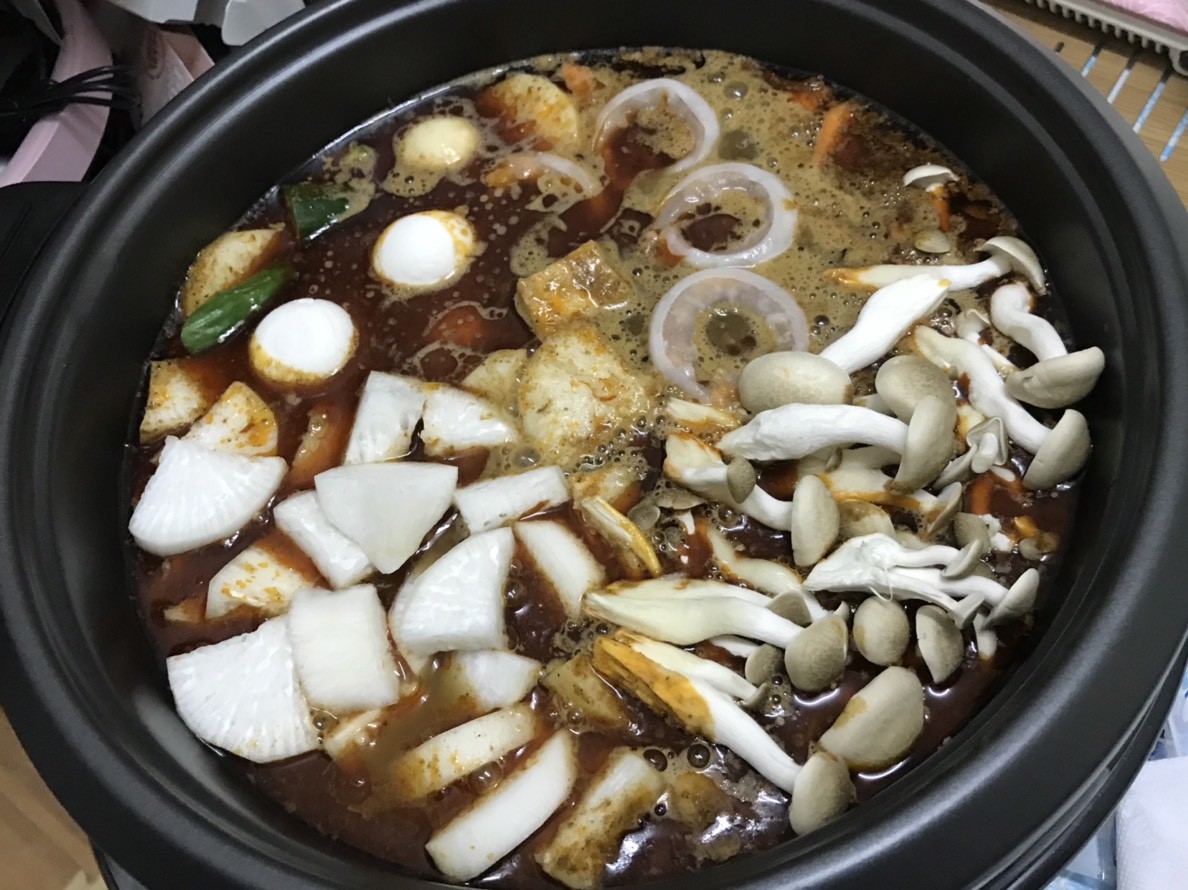 桂冠食品&君品頤宮中餐廳聯名推出星級料理,主廚秘製麻辣湯底麻香夠味、傳統汕頭魚餃彈脆爽滑、黃金流沙湯圓濃郁美味!圍爐聚餐/在家吃火鍋/火鍋美食/麻辣鍋底推薦/火鍋料推薦/簡單料理包/溫暖人心的食物/專業吃貨/7-11跟家樂福 中式料理 宅配食記 攝影 民生資訊分享 飲食集錦