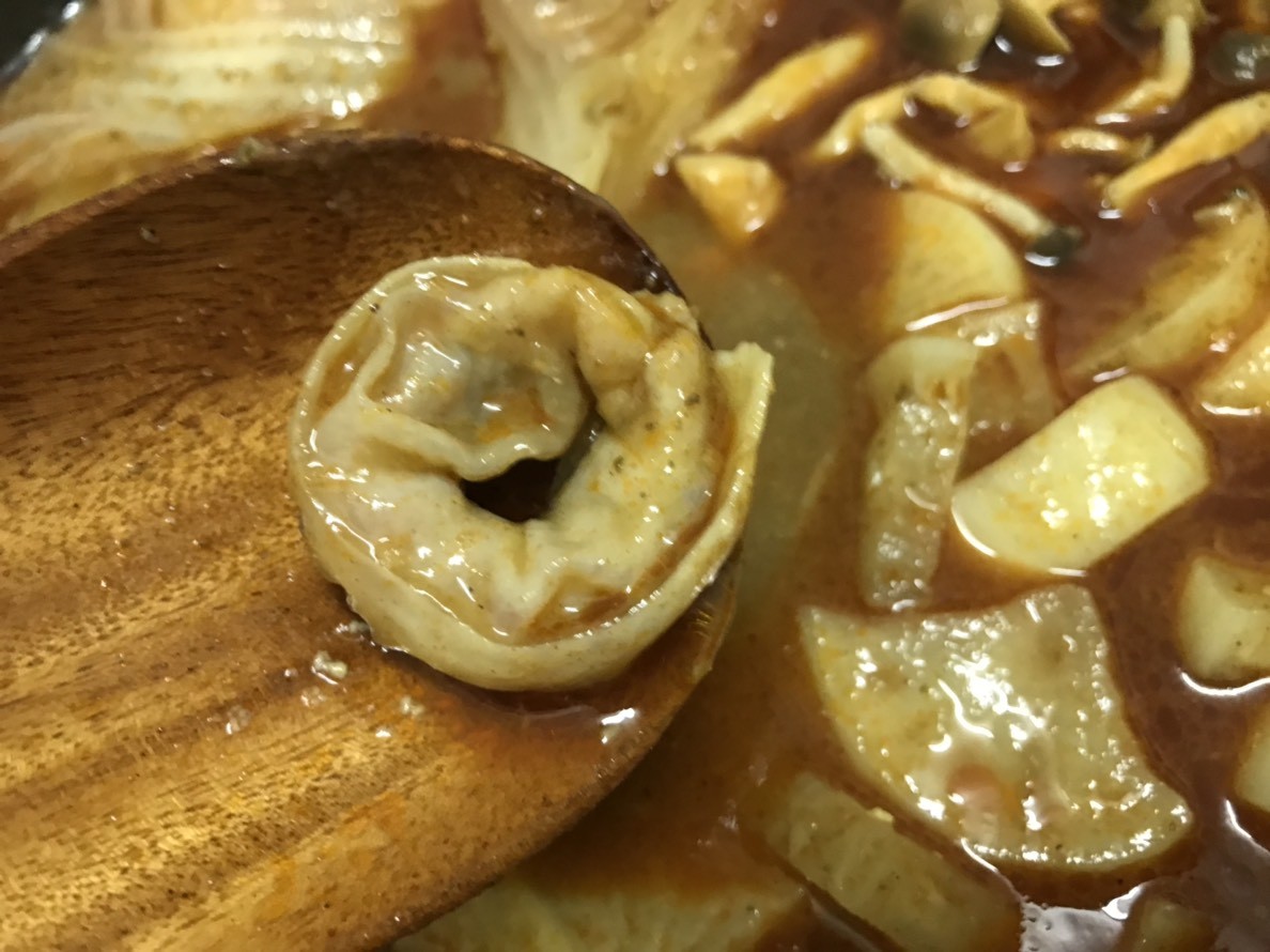 桂冠食品&君品頤宮中餐廳聯名推出星級料理,主廚秘製麻辣湯底麻香夠味、傳統汕頭魚餃彈脆爽滑、黃金流沙湯圓濃郁美味!圍爐聚餐/在家吃火鍋/火鍋美食/麻辣鍋底推薦/火鍋料推薦/簡單料理包/溫暖人心的食物/專業吃貨/7-11跟家樂福 中式料理 宅配食記 攝影 民生資訊分享 飲食集錦
