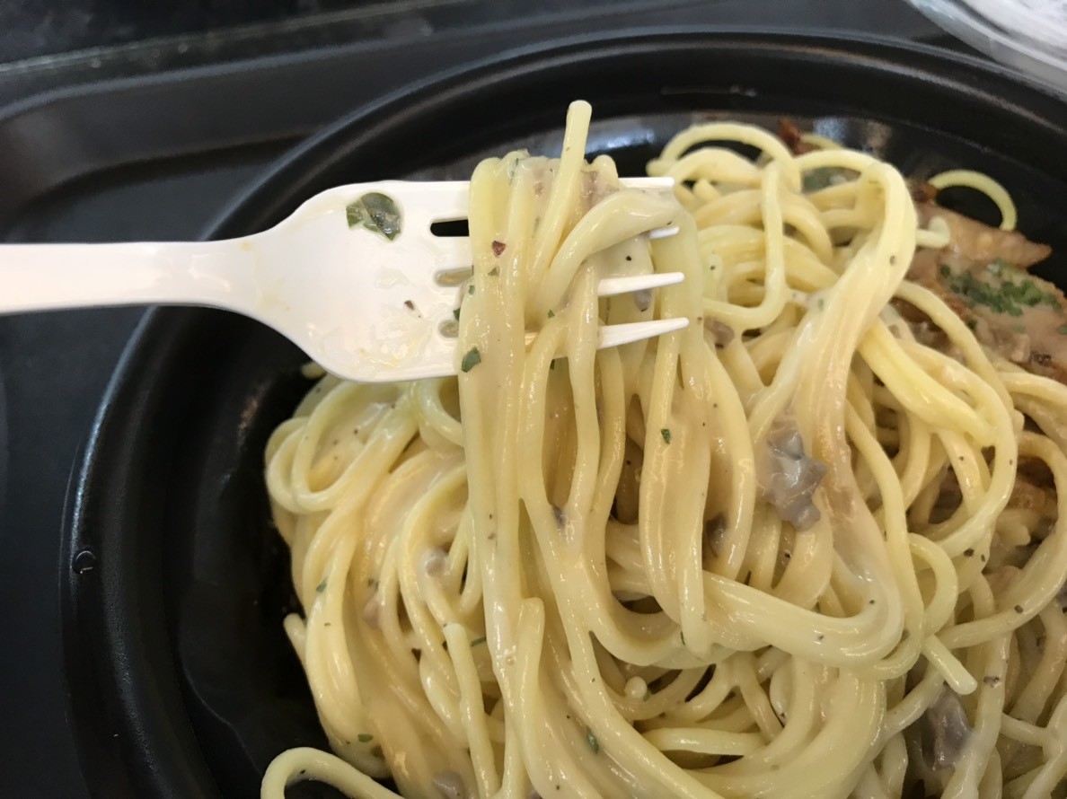 超商美食/2018年11月全家便利商店最欠吃的義大利麵-義式烤雞奶油義大利麵 蘑菇白醬超濃香,義大利麵有彈性!全家超商美食/義式料理/微波鮮食 民生資訊分享 飲食集錦