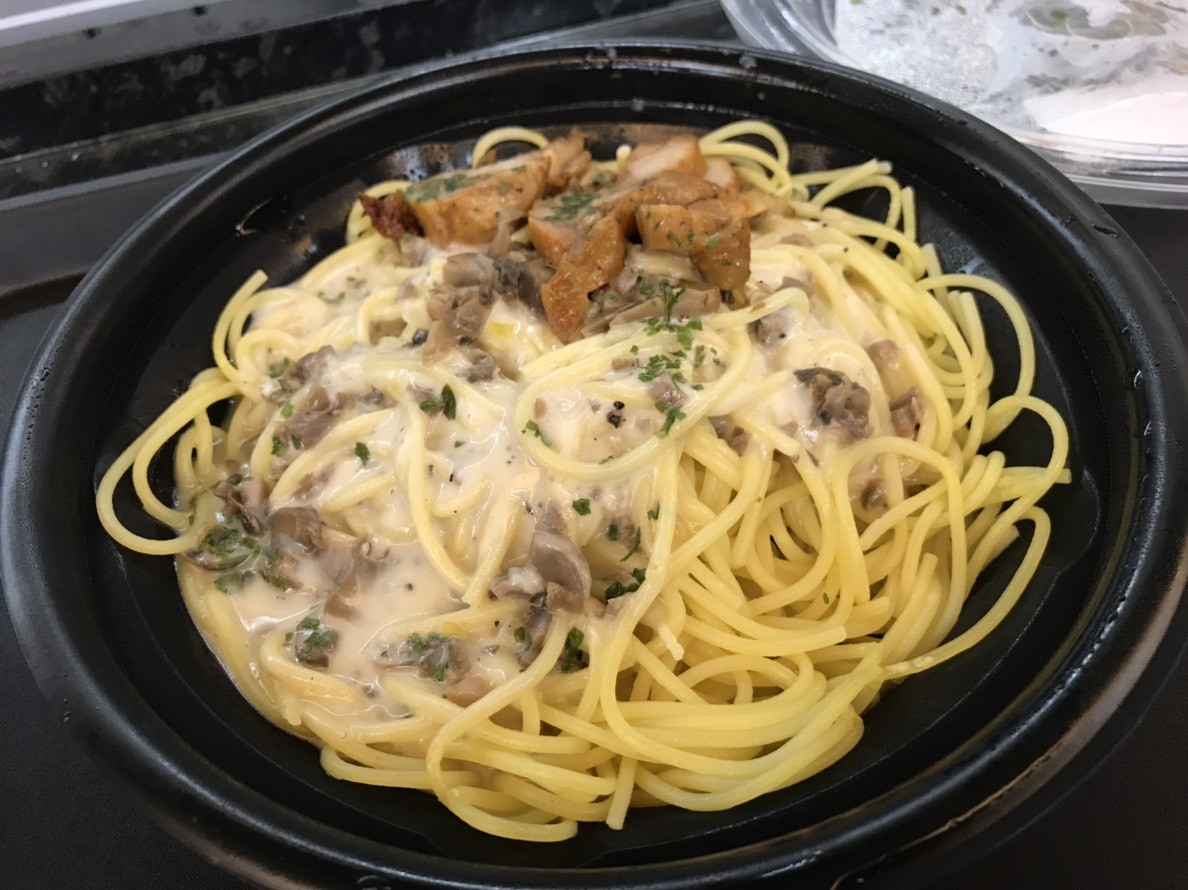 超商美食/2018年11月全家便利商店最欠吃的義大利麵-義式烤雞奶油義大利麵 蘑菇白醬超濃香,義大利麵有彈性!全家超商美食/義式料理/微波鮮食 民生資訊分享 飲食集錦