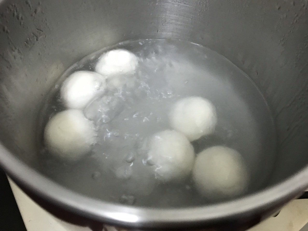 桂冠食品&君品頤宮中餐廳聯名推出星級料理,主廚秘製麻辣湯底麻香夠味、傳統汕頭魚餃彈脆爽滑、黃金流沙湯圓濃郁美味!圍爐聚餐/在家吃火鍋/火鍋美食/麻辣鍋底推薦/火鍋料推薦/簡單料理包/溫暖人心的食物/專業吃貨/7-11跟家樂福 中式料理 宅配食記 攝影 民生資訊分享 飲食集錦