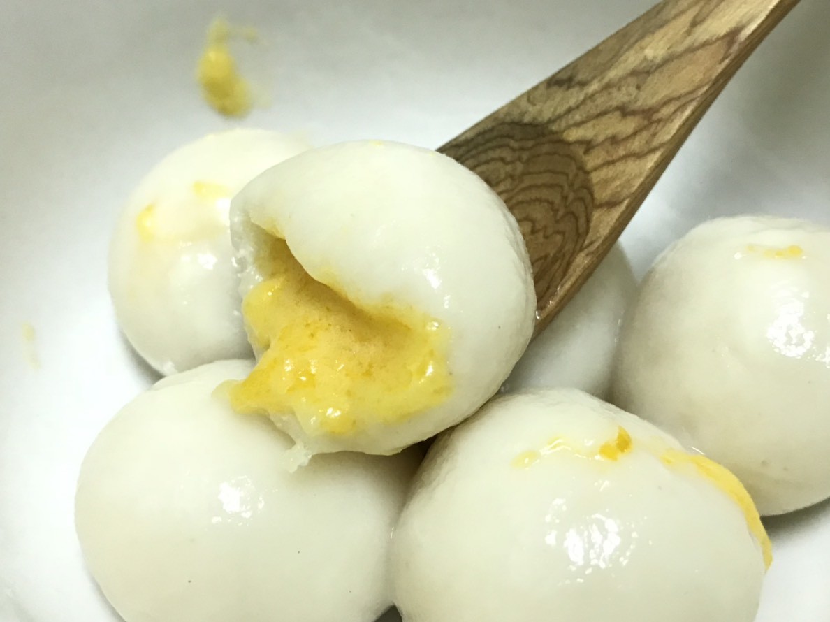 桂冠食品&君品頤宮中餐廳聯名推出星級料理,主廚秘製麻辣湯底麻香夠味、傳統汕頭魚餃彈脆爽滑、黃金流沙湯圓濃郁美味!圍爐聚餐/在家吃火鍋/火鍋美食/麻辣鍋底推薦/火鍋料推薦/簡單料理包/溫暖人心的食物/專業吃貨/7-11跟家樂福 中式料理 宅配食記 攝影 民生資訊分享 飲食集錦