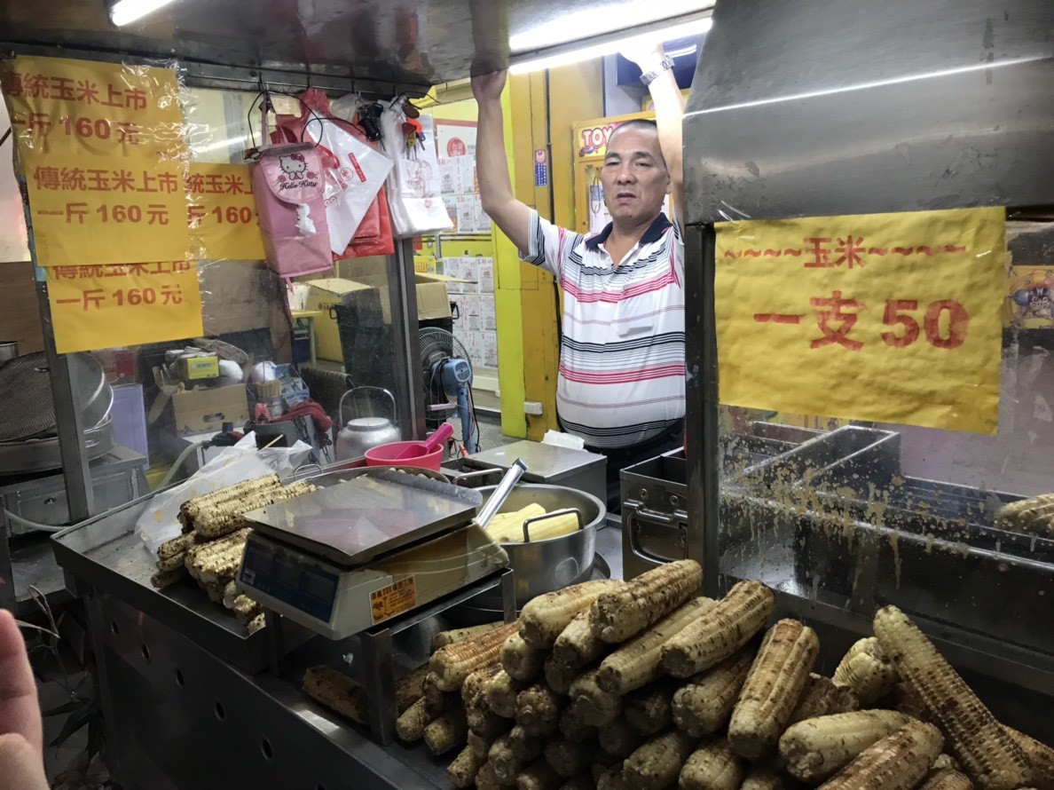 彰化員林-超古早味碳烤玉米-一支50元,在地人激推的美味!醬料烤到微脆,完整巴附著玉米,有點甜有點辣,非常好吃!彰化員林/美食小吃/炭烤美食/員林戲院旁/原郵局烤玉米 中式料理 攝影 民生資訊分享 飲食集錦