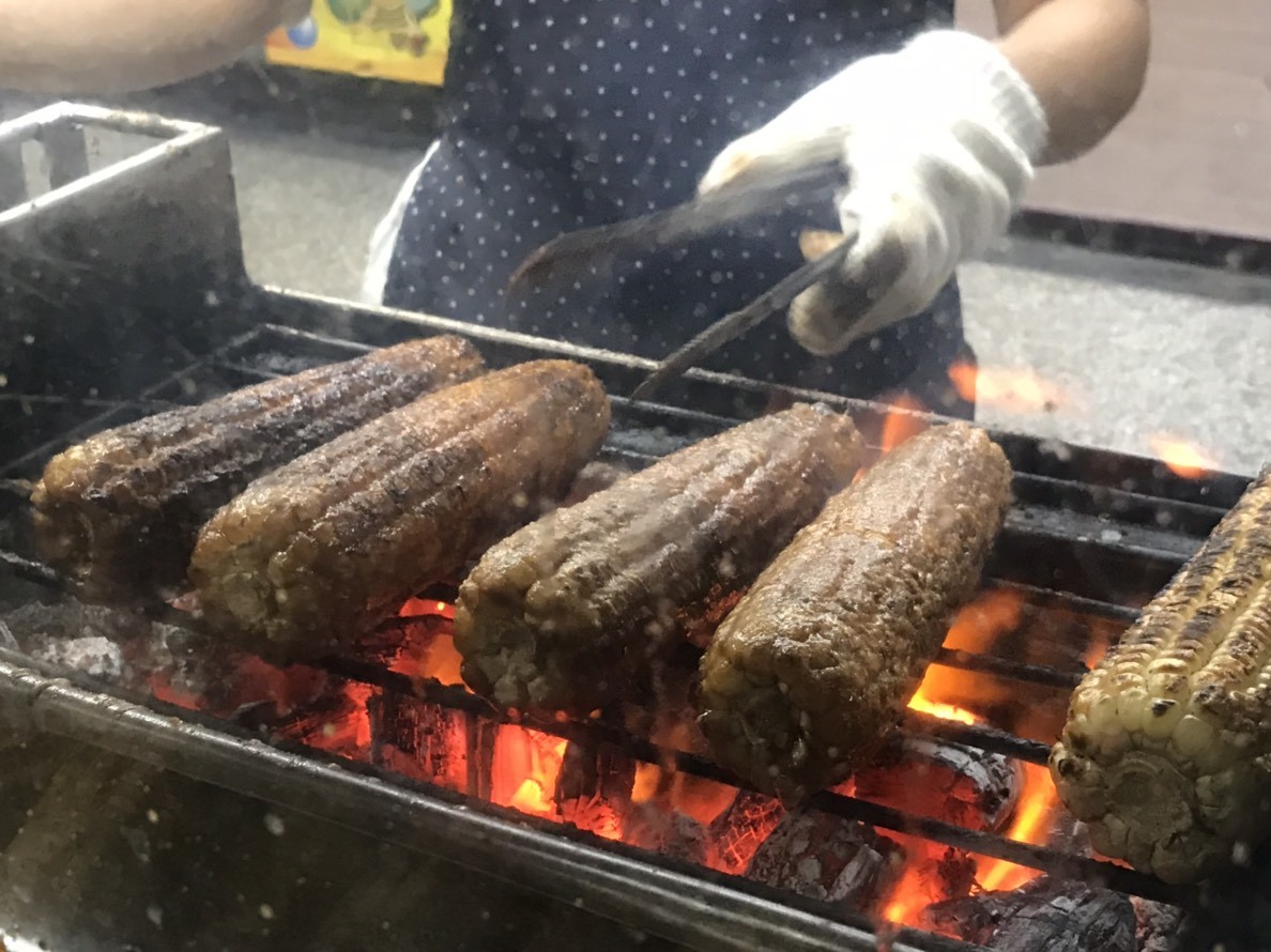 彰化員林-超古早味碳烤玉米-一支50元,在地人激推的美味!醬料烤到微脆,完整巴附著玉米,有點甜有點辣,非常好吃!彰化員林/美食小吃/炭烤美食/員林戲院旁/原郵局烤玉米 中式料理 攝影 民生資訊分享 飲食集錦