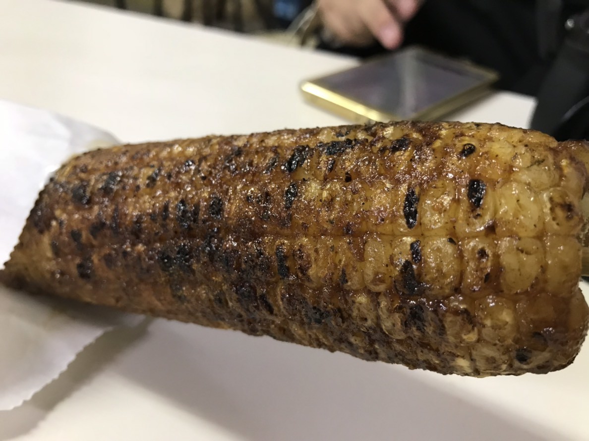 彰化員林-超古早味碳烤玉米-一支50元,在地人激推的美味!醬料烤到微脆,完整巴附著玉米,有點甜有點辣,非常好吃!彰化員林/美食小吃/炭烤美食/員林戲院旁/原郵局烤玉米 中式料理 攝影 民生資訊分享 飲食集錦