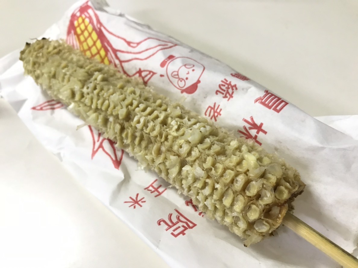 彰化員林-超古早味碳烤玉米-一支50元,在地人激推的美味!醬料烤到微脆,完整巴附著玉米,有點甜有點辣,非常好吃!彰化員林/美食小吃/炭烤美食/員林戲院旁/原郵局烤玉米 中式料理 攝影 民生資訊分享 飲食集錦