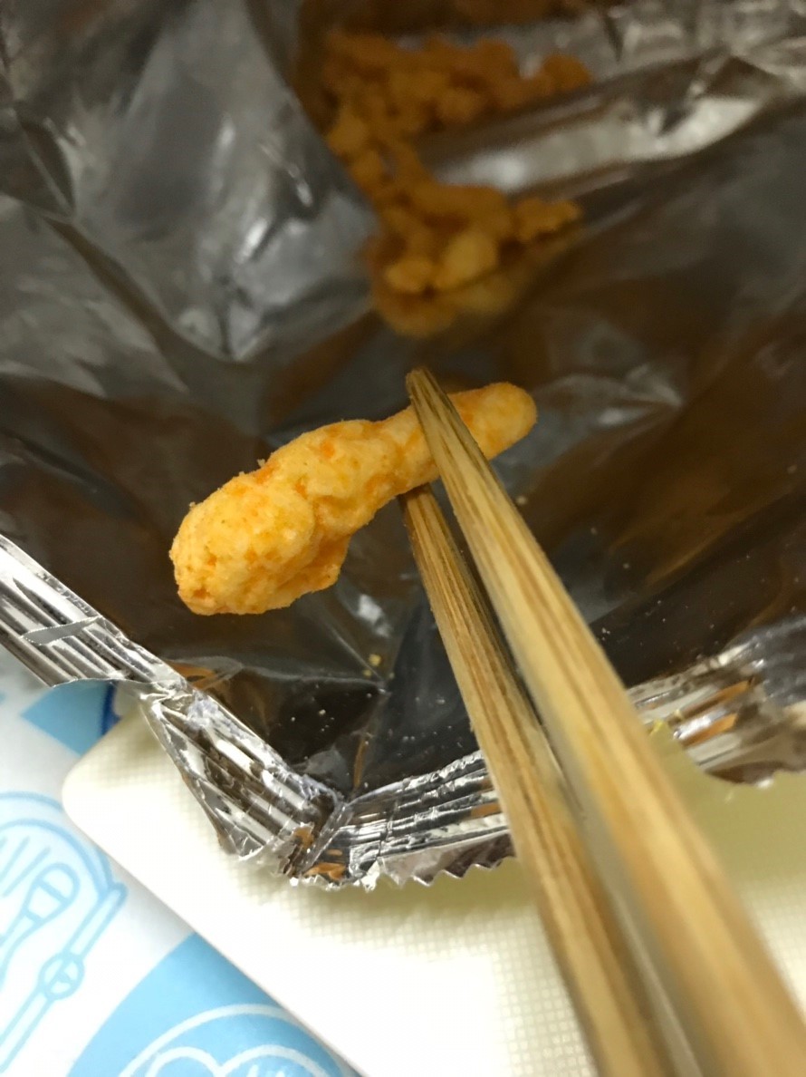 燒番麥辣味起士-吃起來還算好吃,但裕榮食品家的燒番麥起司餅乾對我來說比較清淡!? 攝影 民生資訊分享 飲食集錦