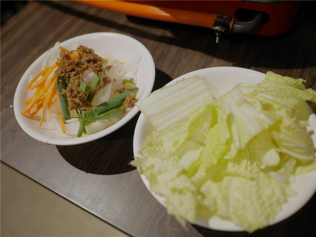台中食藝石頭火鍋-煸香的扁魚、石鍋爆炒的香氣帶出完美湯頭,醬料多元、食材新鮮豐富多樣化,特製沙茶很道地,口口涮出絕妙滋味~食藝石頭火鍋菜單/台中火鍋推薦/汕頭火鍋/石頭火鍋/火鍋推薦/平價美味 中式料理 攝影 民生資訊分享 飲食集錦