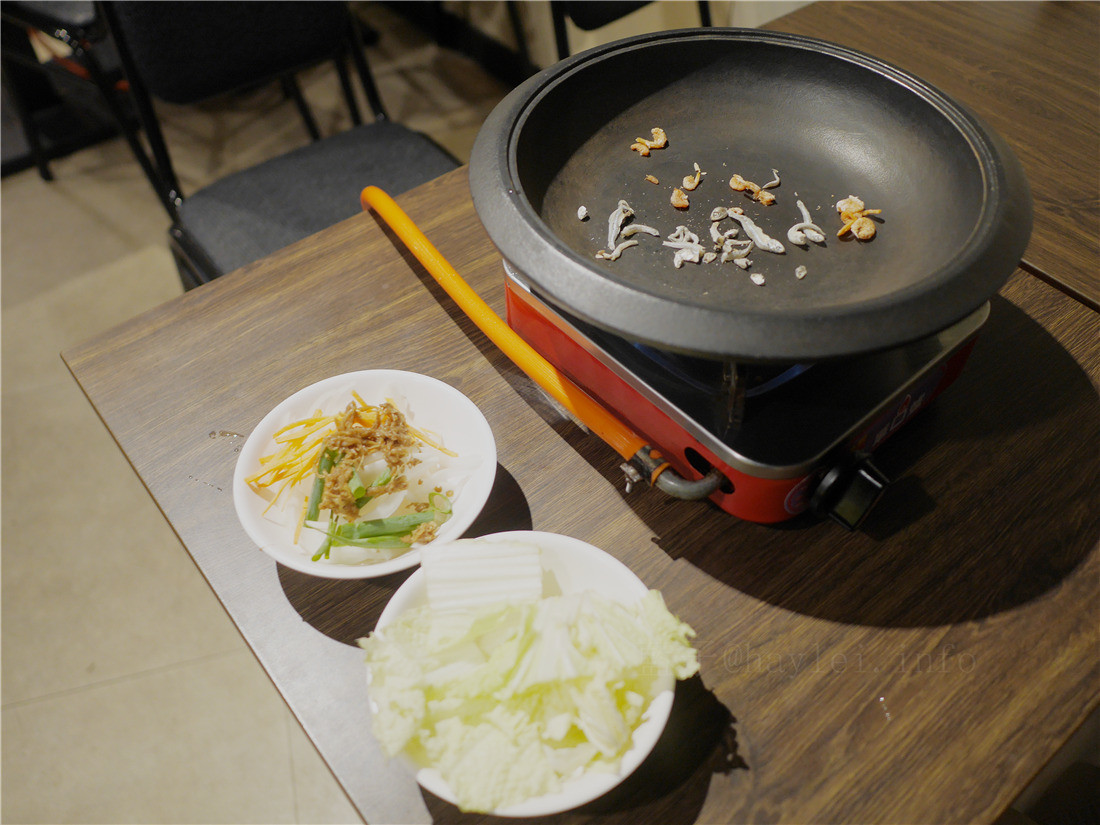 台中食藝石頭火鍋-煸香的扁魚、石鍋爆炒的香氣帶出完美湯頭,醬料多元、食材新鮮豐富多樣化,特製沙茶很道地,口口涮出絕妙滋味~食藝石頭火鍋菜單/台中火鍋推薦/汕頭火鍋/石頭火鍋/火鍋推薦/平價美味 中式料理 攝影 民生資訊分享 飲食集錦