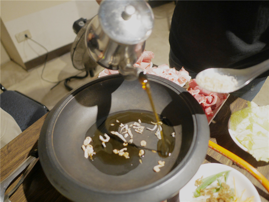 台中食藝石頭火鍋-煸香的扁魚、石鍋爆炒的香氣帶出完美湯頭,醬料多元、食材新鮮豐富多樣化,特製沙茶很道地,口口涮出絕妙滋味~食藝石頭火鍋菜單/台中火鍋推薦/汕頭火鍋/石頭火鍋/火鍋推薦/平價美味 中式料理 攝影 民生資訊分享 飲食集錦
