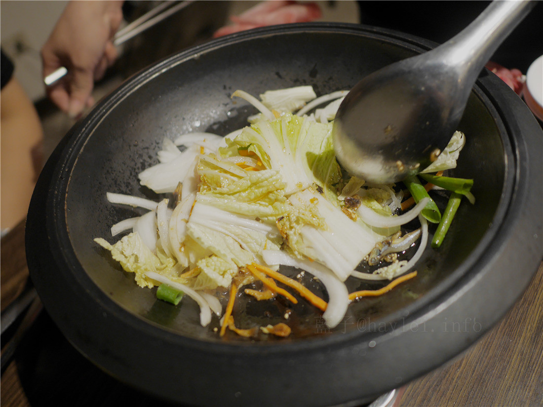 台中食藝石頭火鍋-煸香的扁魚、石鍋爆炒的香氣帶出完美湯頭,醬料多元、食材新鮮豐富多樣化,特製沙茶很道地,口口涮出絕妙滋味~食藝石頭火鍋菜單/台中火鍋推薦/汕頭火鍋/石頭火鍋/火鍋推薦/平價美味 中式料理 攝影 民生資訊分享 飲食集錦