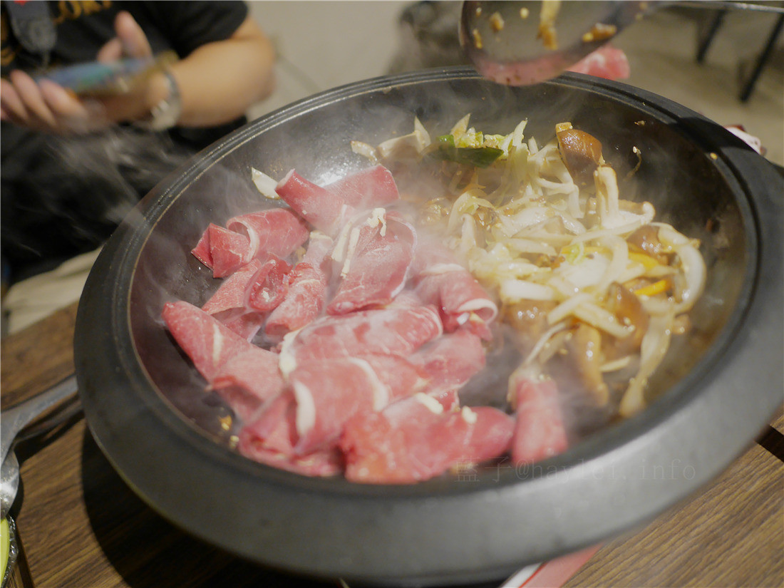 台中食藝石頭火鍋-煸香的扁魚、石鍋爆炒的香氣帶出完美湯頭,醬料多元、食材新鮮豐富多樣化,特製沙茶很道地,口口涮出絕妙滋味~食藝石頭火鍋菜單/台中火鍋推薦/汕頭火鍋/石頭火鍋/火鍋推薦/平價美味 中式料理 攝影 民生資訊分享 飲食集錦