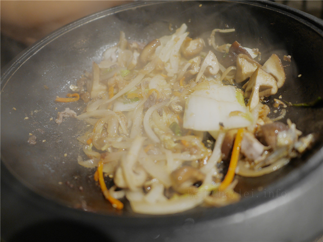 台中食藝石頭火鍋-煸香的扁魚、石鍋爆炒的香氣帶出完美湯頭,醬料多元、食材新鮮豐富多樣化,特製沙茶很道地,口口涮出絕妙滋味~食藝石頭火鍋菜單/台中火鍋推薦/汕頭火鍋/石頭火鍋/火鍋推薦/平價美味 中式料理 攝影 民生資訊分享 飲食集錦