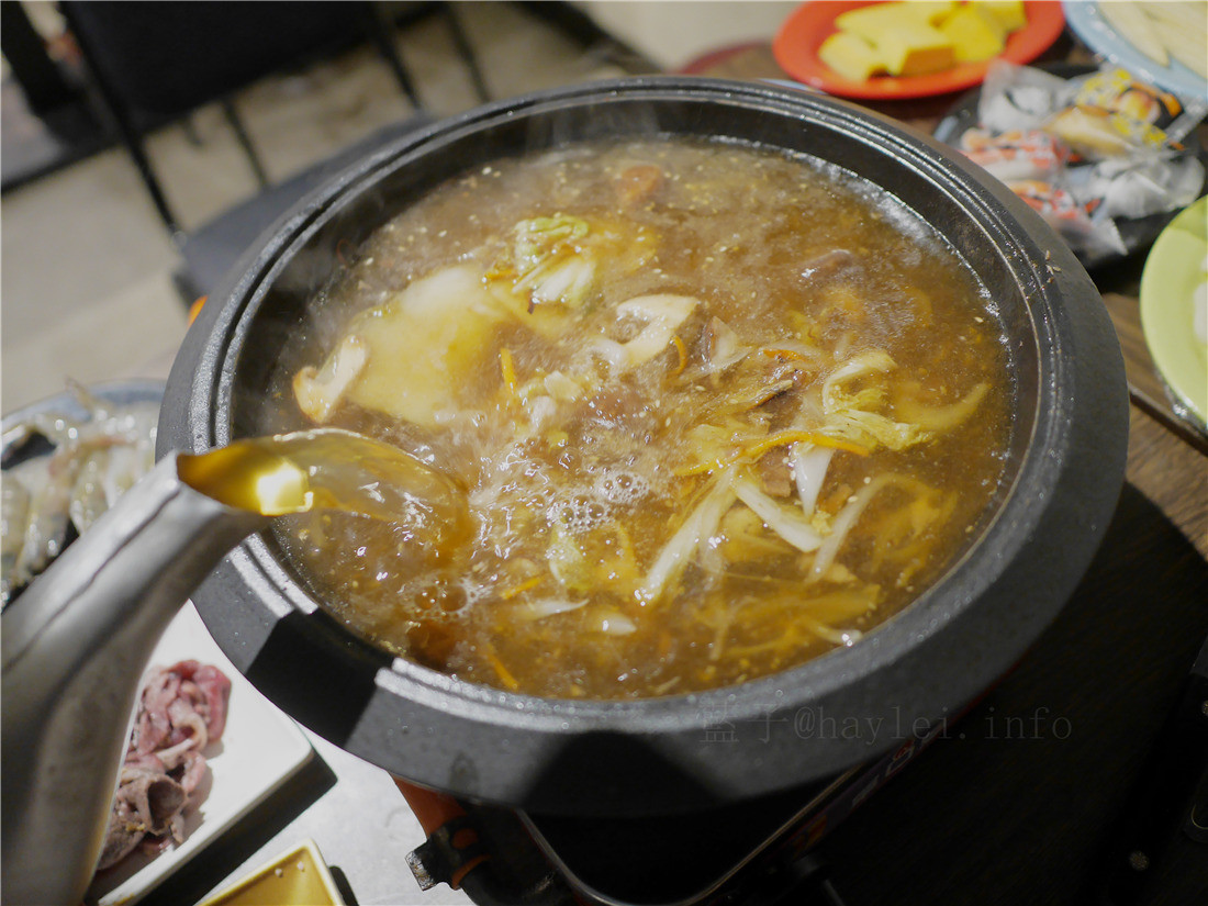 台中食藝石頭火鍋-煸香的扁魚、石鍋爆炒的香氣帶出完美湯頭,醬料多元、食材新鮮豐富多樣化,特製沙茶很道地,口口涮出絕妙滋味~食藝石頭火鍋菜單/台中火鍋推薦/汕頭火鍋/石頭火鍋/火鍋推薦/平價美味 中式料理 攝影 民生資訊分享 飲食集錦