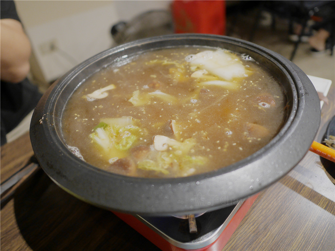 台中食藝石頭火鍋-煸香的扁魚、石鍋爆炒的香氣帶出完美湯頭,醬料多元、食材新鮮豐富多樣化,特製沙茶很道地,口口涮出絕妙滋味~食藝石頭火鍋菜單/台中火鍋推薦/汕頭火鍋/石頭火鍋/火鍋推薦/平價美味 中式料理 攝影 民生資訊分享 飲食集錦
