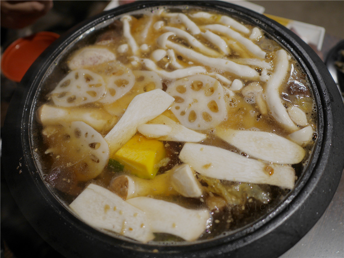 台中食藝石頭火鍋-煸香的扁魚、石鍋爆炒的香氣帶出完美湯頭,醬料多元、食材新鮮豐富多樣化,特製沙茶很道地,口口涮出絕妙滋味~食藝石頭火鍋菜單/台中火鍋推薦/汕頭火鍋/石頭火鍋/火鍋推薦/平價美味 中式料理 攝影 民生資訊分享 飲食集錦