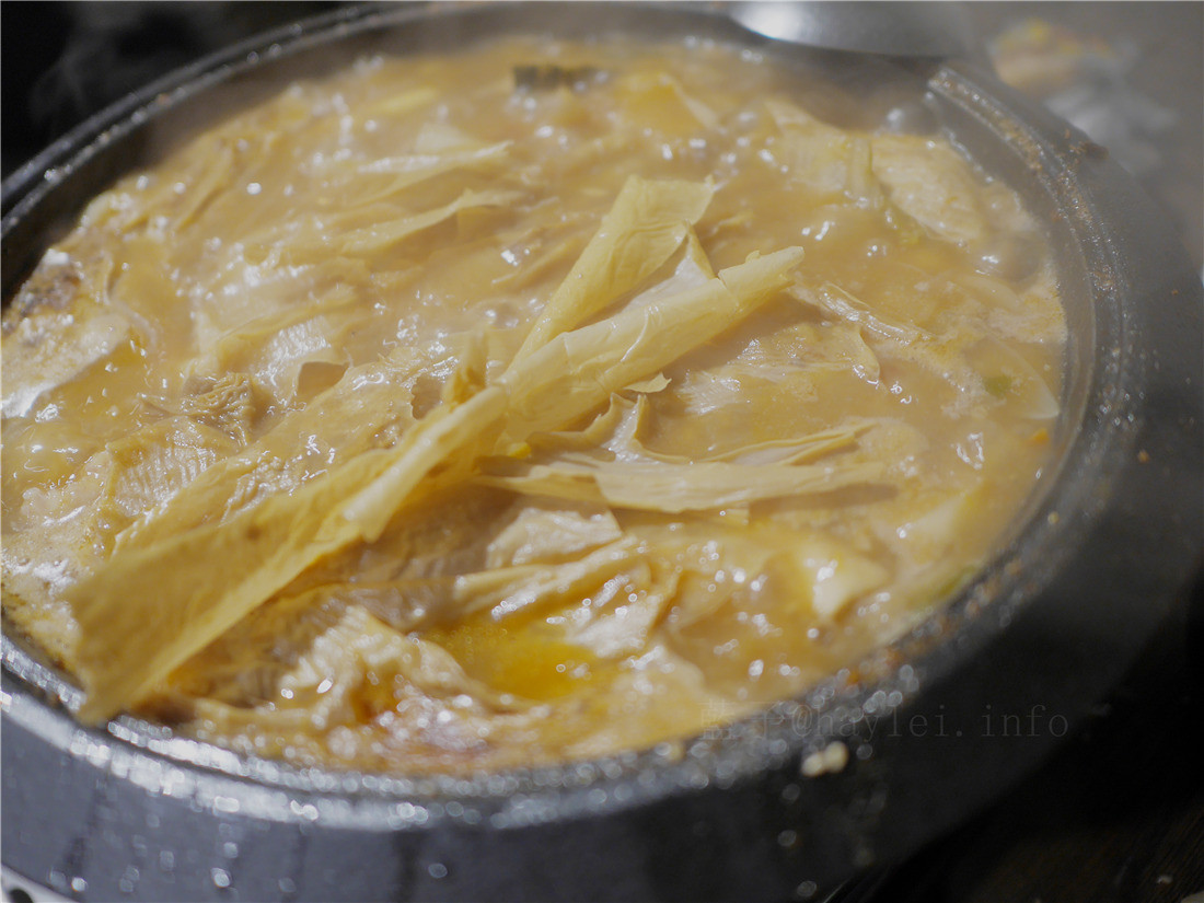 台中食藝石頭火鍋-煸香的扁魚、石鍋爆炒的香氣帶出完美湯頭,醬料多元、食材新鮮豐富多樣化,特製沙茶很道地,口口涮出絕妙滋味~食藝石頭火鍋菜單/台中火鍋推薦/汕頭火鍋/石頭火鍋/火鍋推薦/平價美味 中式料理 攝影 民生資訊分享 飲食集錦
