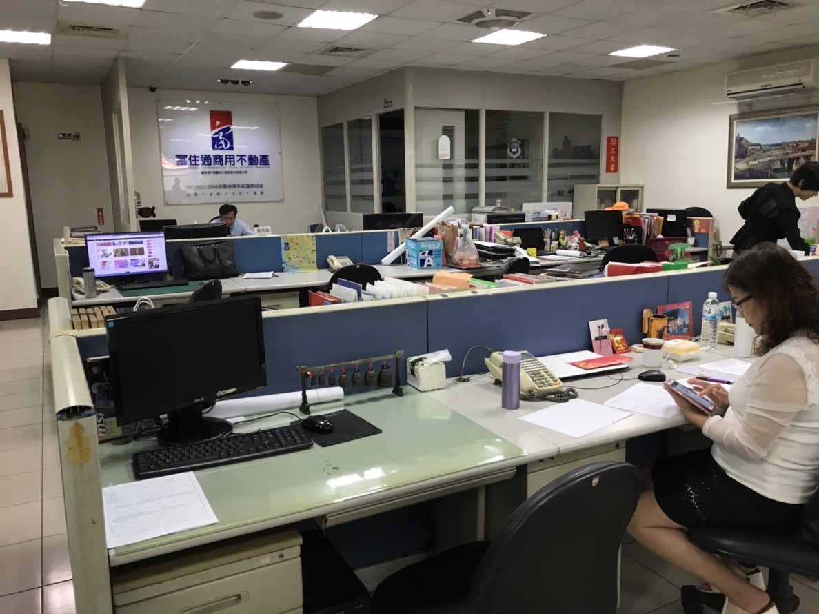 富住通商用不動產-高雄合法不動產仲介業中專注於專業商用不動產仲介的領航者！想脫離北漂重返家鄉？二度就業婦女想五年挑戰年薪百萬？就選這裡發展吧！ 攝影 民生資訊分享 網際資訊相關 