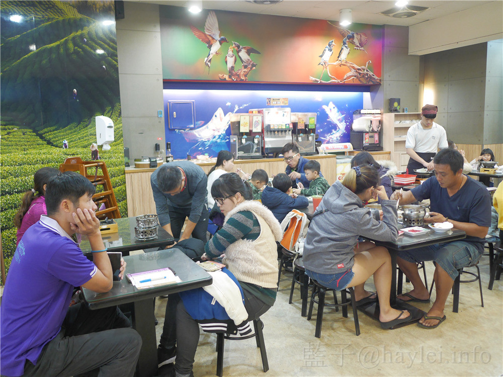 一級棒讚火鍋-台中南區忠孝夜市超值火鍋149起,口味多樣,湯頭美味,茶飲、冰沙、汽水、白飯、冰淇淋隨你吃到飽!燒酒嫩雞鍋必吃~ 中式料理 攝影 民生資訊分享 飲食集錦
