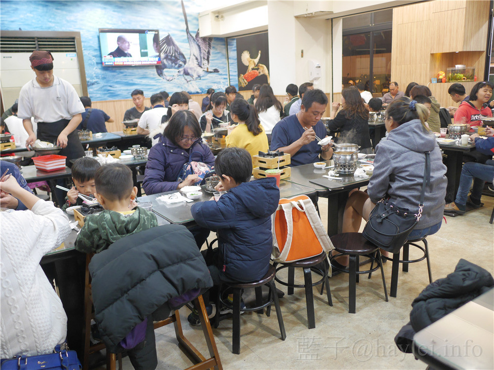 一級棒讚火鍋-台中南區忠孝夜市超值火鍋149起,口味多樣,湯頭美味,茶飲、冰沙、汽水、白飯、冰淇淋隨你吃到飽!燒酒嫩雞鍋必吃~ 中式料理 攝影 民生資訊分享 飲食集錦