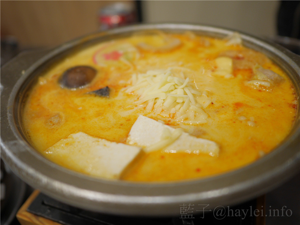 一級棒讚火鍋-台中南區忠孝夜市超值火鍋149起,口味多樣,湯頭美味,茶飲、冰沙、汽水、白飯、冰淇淋隨你吃到飽!燒酒嫩雞鍋必吃~ 中式料理 攝影 民生資訊分享 飲食集錦