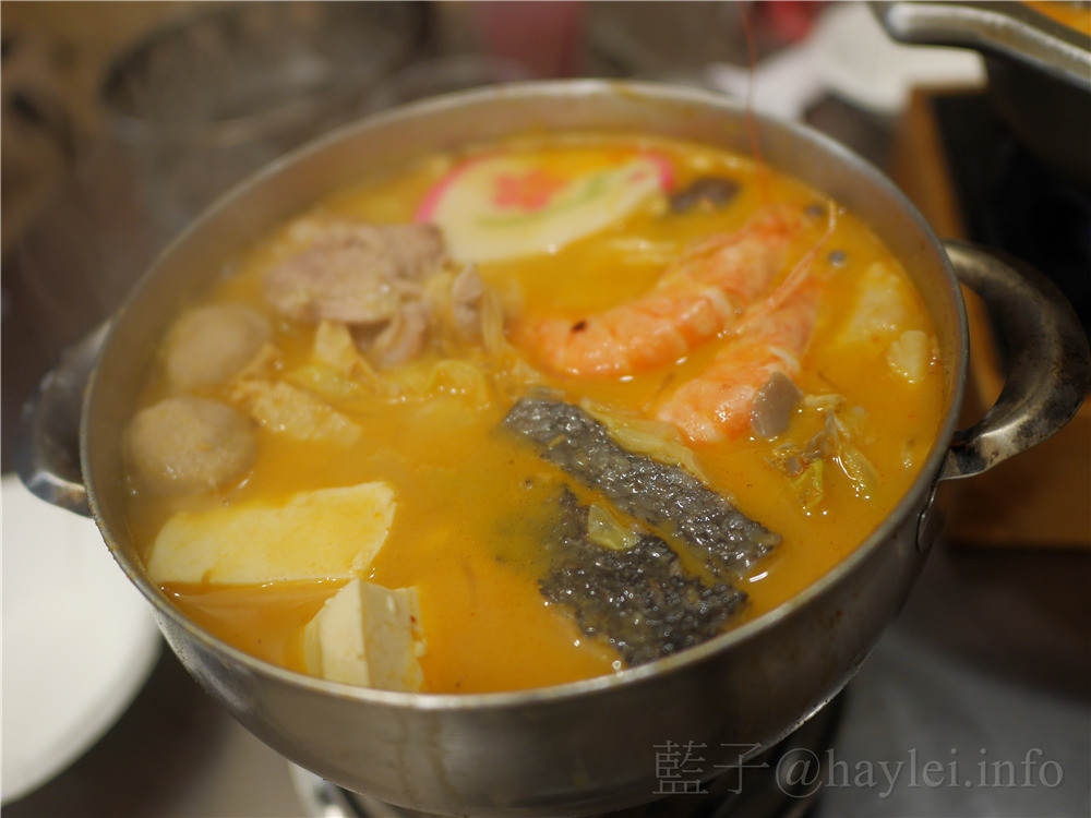 一級棒讚火鍋-台中南區忠孝夜市超值火鍋149起,口味多樣,湯頭美味,茶飲、冰沙、汽水、白飯、冰淇淋隨你吃到飽!燒酒嫩雞鍋必吃~ 中式料理 攝影 民生資訊分享 飲食集錦