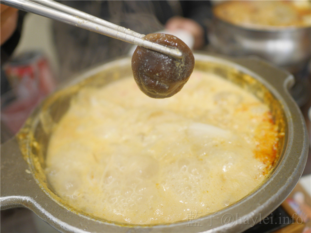 一級棒讚火鍋-台中南區忠孝夜市超值火鍋149起,口味多樣,湯頭美味,茶飲、冰沙、汽水、白飯、冰淇淋隨你吃到飽!燒酒嫩雞鍋必吃~ 中式料理 攝影 民生資訊分享 飲食集錦
