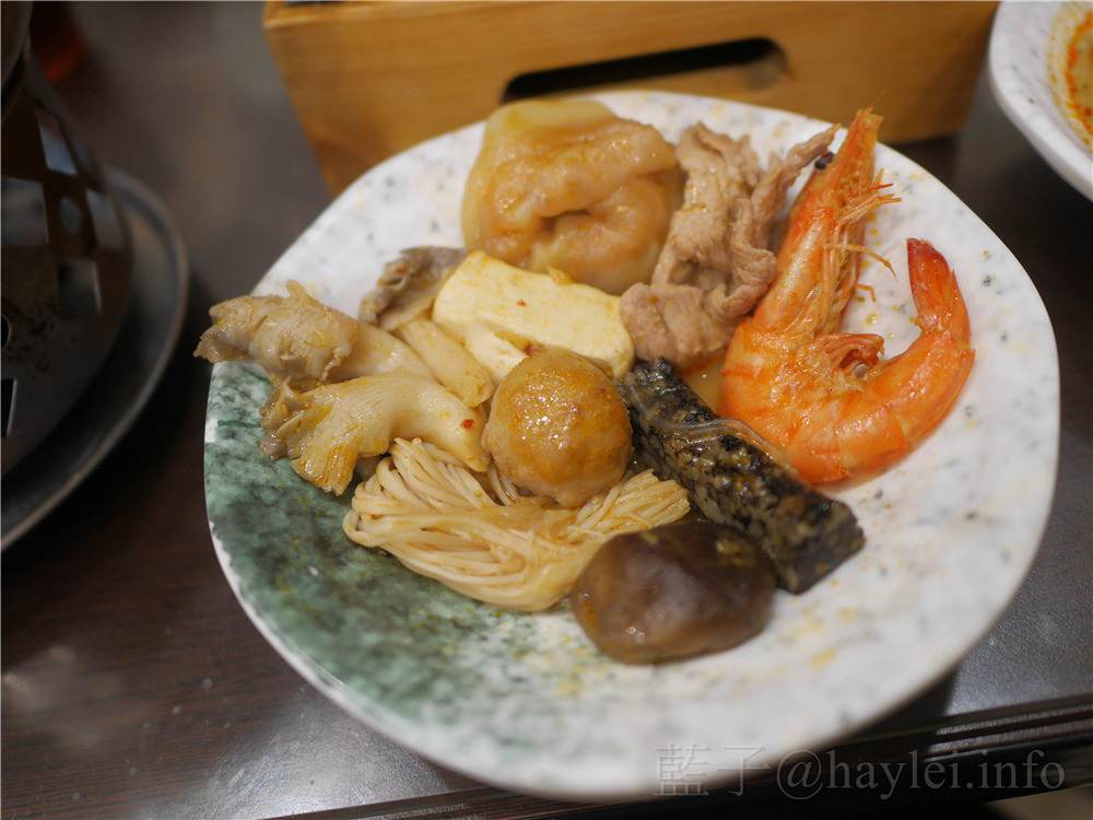 一級棒讚火鍋-台中南區忠孝夜市超值火鍋149起,口味多樣,湯頭美味,茶飲、冰沙、汽水、白飯、冰淇淋隨你吃到飽!燒酒嫩雞鍋必吃~ 中式料理 攝影 民生資訊分享 飲食集錦