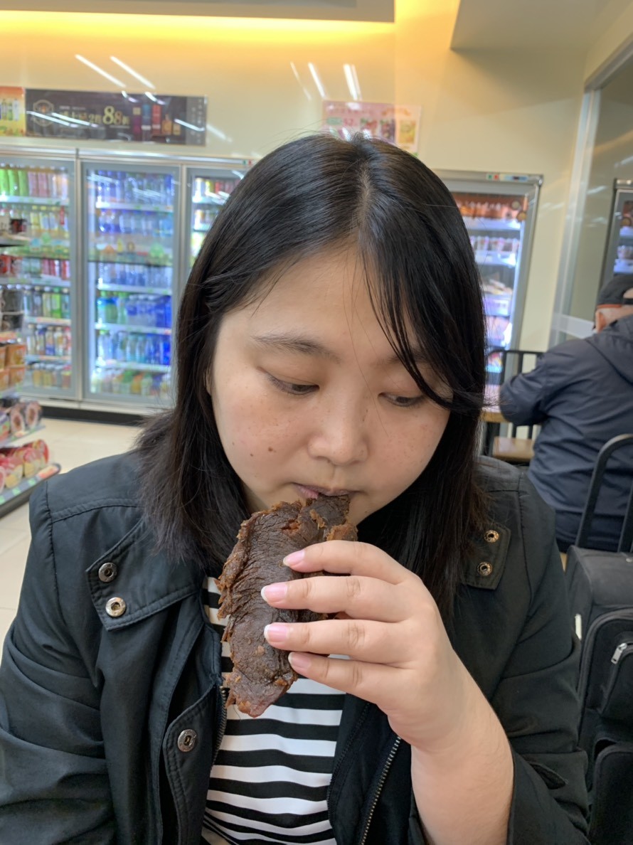 良金牧場金門高粱牛肉乾-高粱酒添加,味道噴香有嚼勁,越吃越香,特別適合當零食或聚會零嘴~全家零食/便利量販價/金門肉乾/台灣牛肉乾推薦 中式料理 宅配食記 攝影 民生資訊分享 飲食集錦