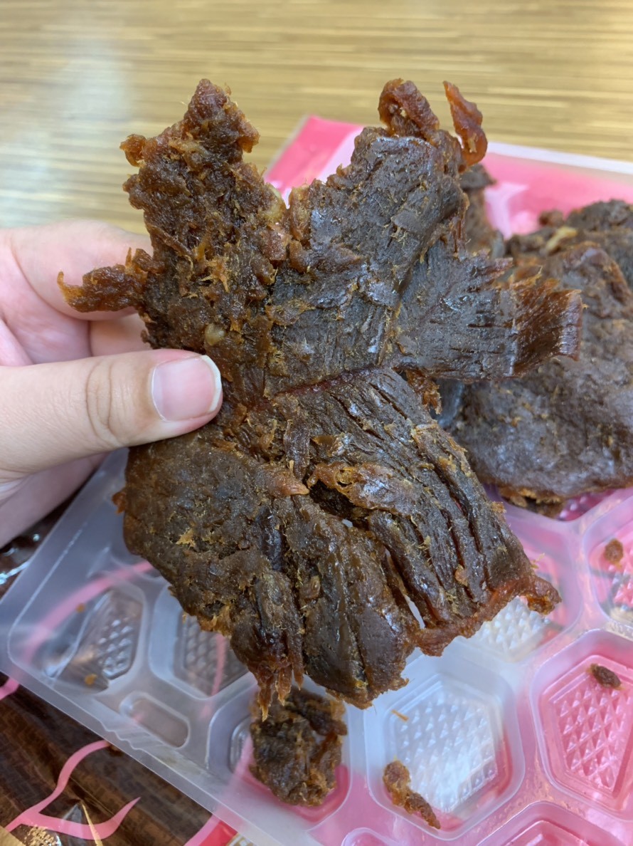 良金牧場金門高粱牛肉乾-高粱酒添加,味道噴香有嚼勁,越吃越香,特別適合當零食或聚會零嘴~全家零食/便利量販價/金門肉乾/台灣牛肉乾推薦 中式料理 宅配食記 攝影 民生資訊分享 飲食集錦