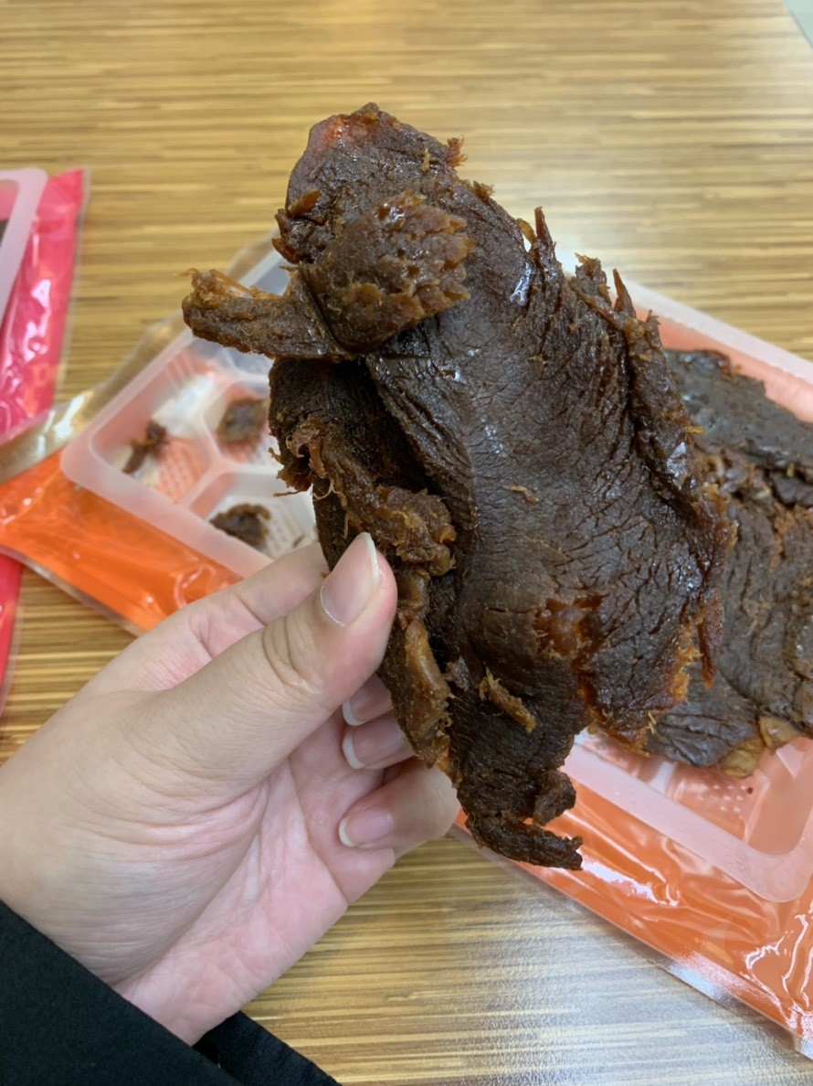 良金牧場金門高粱牛肉乾-高粱酒添加,味道噴香有嚼勁,越吃越香,特別適合當零食或聚會零嘴~全家零食/便利量販價/金門肉乾/台灣牛肉乾推薦 中式料理 宅配食記 攝影 民生資訊分享 飲食集錦
