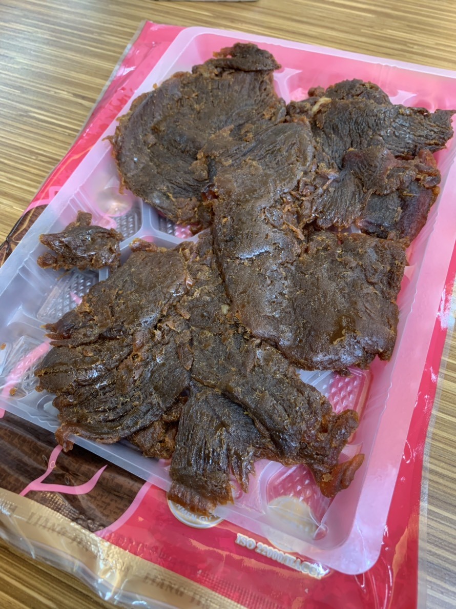 良金牧場金門高粱牛肉乾-高粱酒添加,味道噴香有嚼勁,越吃越香,特別適合當零食或聚會零嘴~全家零食/便利量販價/金門肉乾/台灣牛肉乾推薦 中式料理 宅配食記 攝影 民生資訊分享 飲食集錦
