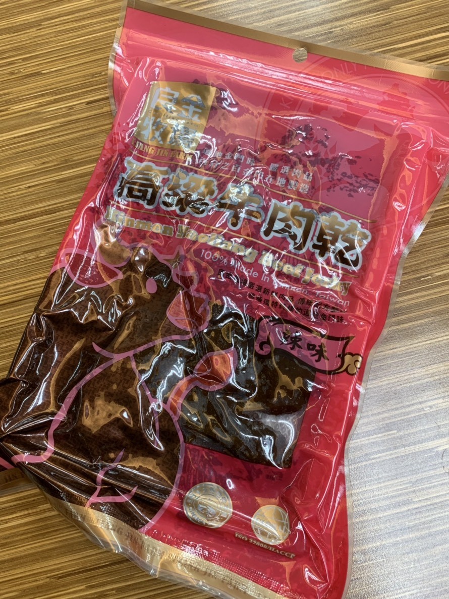 良金牧場金門高粱牛肉乾-高粱酒添加,味道噴香有嚼勁,越吃越香,特別適合當零食或聚會零嘴~全家零食/便利量販價/金門肉乾/台灣牛肉乾推薦 中式料理 宅配食記 攝影 民生資訊分享 飲食集錦