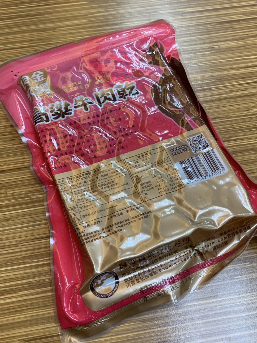 良金牧場金門高粱牛肉乾-高粱酒添加,味道噴香有嚼勁,越吃越香,特別適合當零食或聚會零嘴~全家零食/便利量販價/金門肉乾/台灣牛肉乾推薦 中式料理 宅配食記 攝影 民生資訊分享 飲食集錦