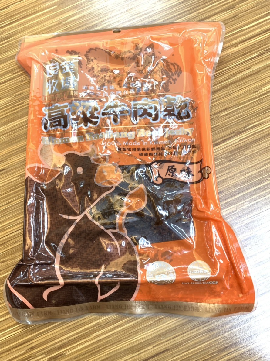 良金牧場金門高粱牛肉乾-高粱酒添加,味道噴香有嚼勁,越吃越香,特別適合當零食或聚會零嘴~全家零食/便利量販價/金門肉乾/台灣牛肉乾推薦 中式料理 宅配食記 攝影 民生資訊分享 飲食集錦