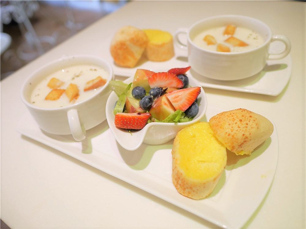 Oyami cafe-風靡台北西門町的義式咖啡館,彩虹龍蝦義大利麵、甜點下午茶都非常好吃,因為堅持美味而屹立不搖 台北萬華 近捷運西門站6號出口美食餐廳 台北下午茶 異國料理 內有Oyami cafe菜單 攝影 民生資訊分享 飲食集錦