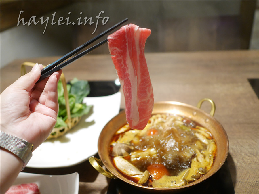 NICE GREEn萊點鍋,美蔬菜的優質鍋物品牌,讓最乾淨衛生的水耕蔬菜進入我們的生活!麻辣牛肉湯加上prime級雪花牛的組合非常推薦@Bella Vita B2 信義捷運站美食/台北鍋物推薦/信義區推薦餐廳/bella vita餐廳推薦/信義區質感鍋物/萊點鍋蔬食鍋物/萊點鍋養身鍋物/Bellavita美食 中式料理 健康養身 攝影 民生資訊分享 飲食集錦