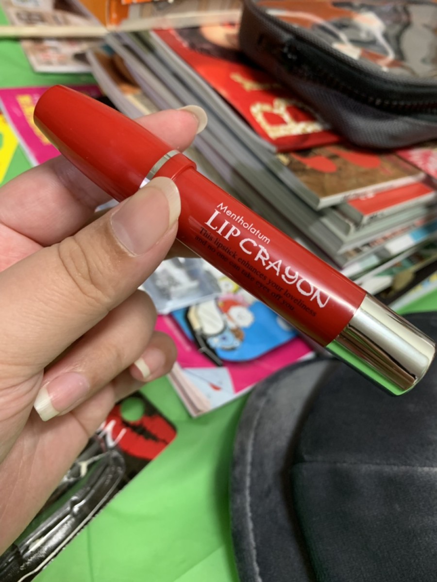 曼秀雷敦Lip Baby漾彩潤唇蠟筆#01 Diva Red/輕煙燻紅-擦起來滑順且滋潤感絕佳,給我輕潤好氣色!開架高CP唇彩/深唇人適用/多層疊擦更顯色/Mentholatum/LipBabyCrayon/唇蠟筆/潤唇/潤色/唇筆 保養品分享 彩妝品 彩妝品分享 攝影 民生資訊分享