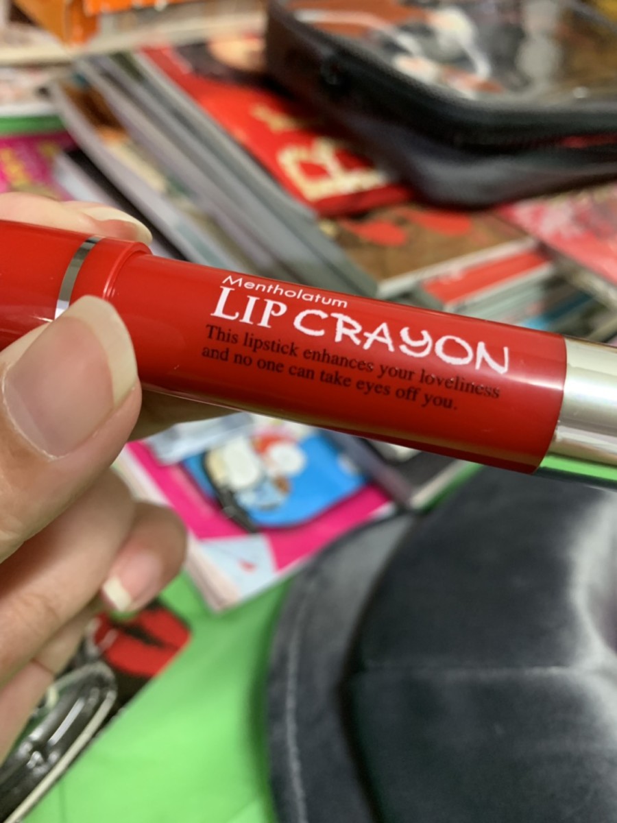 曼秀雷敦Lip Baby漾彩潤唇蠟筆#01 Diva Red/輕煙燻紅-擦起來滑順且滋潤感絕佳,給我輕潤好氣色!開架高CP唇彩/深唇人適用/多層疊擦更顯色/Mentholatum/LipBabyCrayon/唇蠟筆/潤唇/潤色/唇筆 保養品分享 彩妝品 彩妝品分享 攝影 民生資訊分享