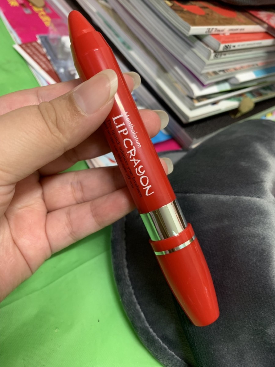 曼秀雷敦Lip Baby漾彩潤唇蠟筆#01 Diva Red/輕煙燻紅-擦起來滑順且滋潤感絕佳,給我輕潤好氣色!開架高CP唇彩/深唇人適用/多層疊擦更顯色/Mentholatum/LipBabyCrayon/唇蠟筆/潤唇/潤色/唇筆 保養品分享 彩妝品 彩妝品分享 攝影 民生資訊分享