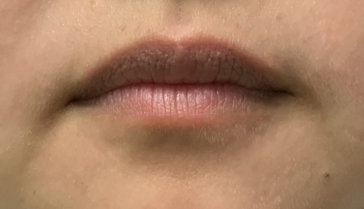 曼秀雷敦Lip Baby漾彩潤唇蠟筆#01 Diva Red/輕煙燻紅-擦起來滑順且滋潤感絕佳,給我輕潤好氣色!開架高CP唇彩/深唇人適用/多層疊擦更顯色/Mentholatum/LipBabyCrayon/唇蠟筆/潤唇/潤色/唇筆 保養品分享 彩妝品 彩妝品分享 攝影 民生資訊分享