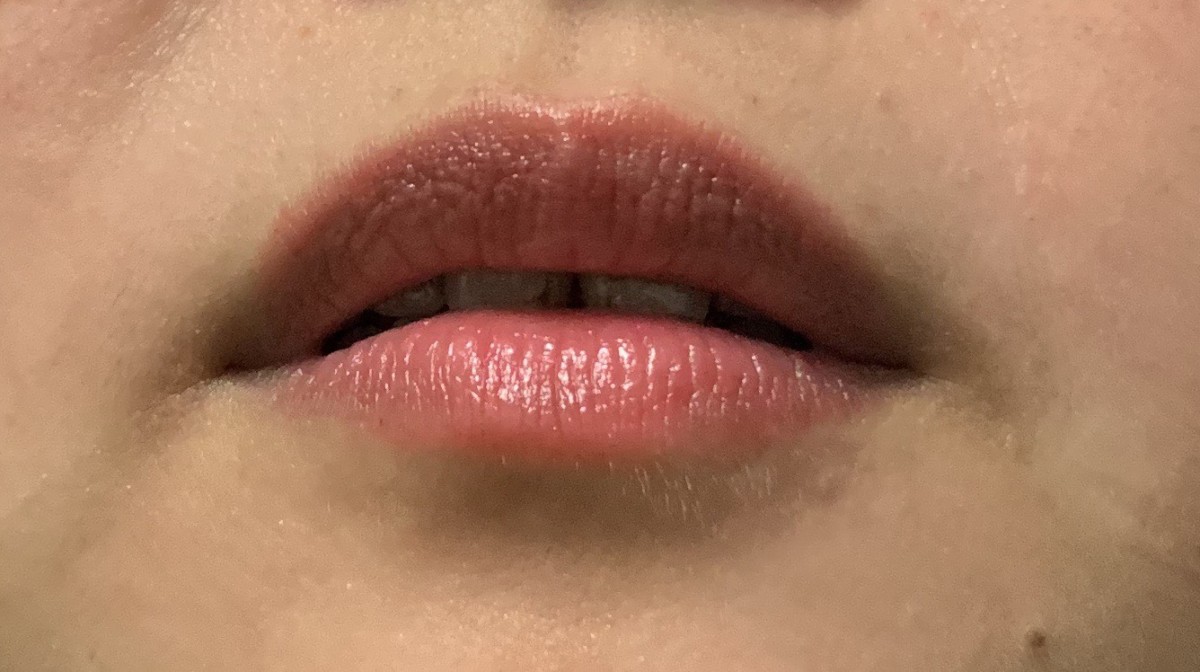 曼秀雷敦Lip Baby漾彩潤唇蠟筆#01 Diva Red/輕煙燻紅-擦起來滑順且滋潤感絕佳,給我輕潤好氣色!開架高CP唇彩/深唇人適用/多層疊擦更顯色/Mentholatum/LipBabyCrayon/唇蠟筆/潤唇/潤色/唇筆 保養品分享 彩妝品 彩妝品分享 攝影 民生資訊分享