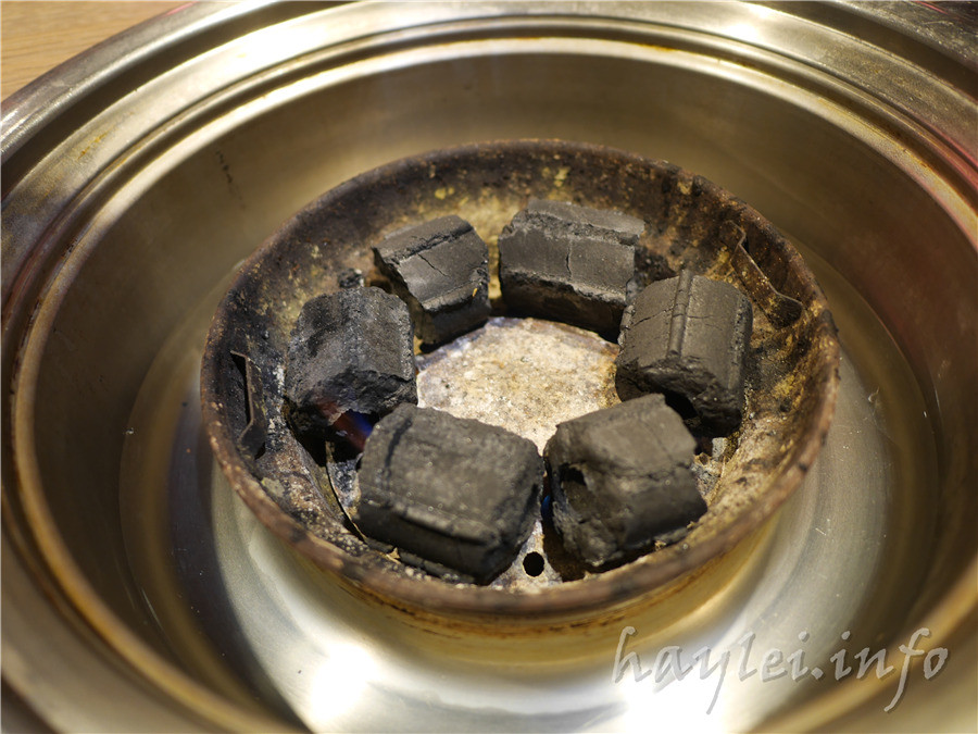 五花肉KR mini韓國烤肉BBQ韓式燒肉吃到飽-先醃後烤的美味肉品，吃起來又香又嫩，讓我欲罷不能，韓式炸雞、海鮮煎餅等熟食小菜也很有水準，自助吧肉片很豪邁，還有泡麵機可以自己煮拉麵，冰淇淋、飲品無限暢飲，大口享受韓式烤肉的暢快～台中南屯美食/黎明黃昏市場/韓劇主題/網美韓國烤肉/台中烤肉吃到飽推薦/eattodie/韓國美食/韓國燒肉吧/食尚玩家介紹/韓食/菜單 攝影 民生資訊分享 飲食集錦 