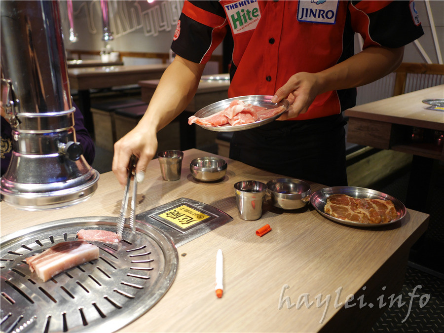 五花肉KR mini韓國烤肉BBQ韓式燒肉吃到飽-先醃後烤的美味肉品，吃起來又香又嫩，讓我欲罷不能，韓式炸雞、海鮮煎餅等熟食小菜也很有水準，自助吧肉片很豪邁，還有泡麵機可以自己煮拉麵，冰淇淋、飲品無限暢飲，大口享受韓式烤肉的暢快～台中南屯美食/黎明黃昏市場/韓劇主題/網美韓國烤肉/台中烤肉吃到飽推薦/eattodie/韓國美食/韓國燒肉吧/食尚玩家介紹/韓食/菜單 攝影 民生資訊分享 飲食集錦 