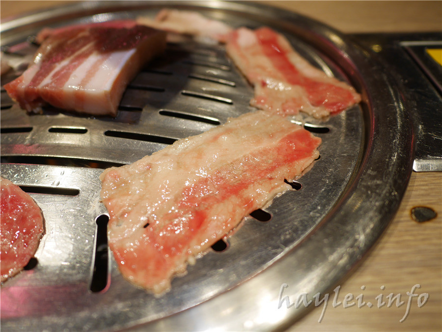 五花肉KR mini韓國烤肉BBQ韓式燒肉吃到飽-先醃後烤的美味肉品，吃起來又香又嫩，讓我欲罷不能，韓式炸雞、海鮮煎餅等熟食小菜也很有水準，自助吧肉片很豪邁，還有泡麵機可以自己煮拉麵，冰淇淋、飲品無限暢飲，大口享受韓式烤肉的暢快～台中南屯美食/黎明黃昏市場/韓劇主題/網美韓國烤肉/台中烤肉吃到飽推薦/eattodie/韓國美食/韓國燒肉吧/食尚玩家介紹/韓食/菜單 攝影 民生資訊分享 飲食集錦 