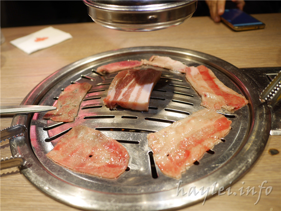 五花肉KR mini韓國烤肉BBQ韓式燒肉吃到飽-先醃後烤的美味肉品，吃起來又香又嫩，讓我欲罷不能，韓式炸雞、海鮮煎餅等熟食小菜也很有水準，自助吧肉片很豪邁，還有泡麵機可以自己煮拉麵，冰淇淋、飲品無限暢飲，大口享受韓式烤肉的暢快～台中南屯美食/黎明黃昏市場/韓劇主題/網美韓國烤肉/台中烤肉吃到飽推薦/eattodie/韓國美食/韓國燒肉吧/食尚玩家介紹/韓食/菜單 攝影 民生資訊分享 飲食集錦 
