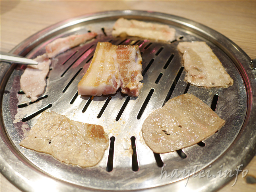 五花肉KR mini韓國烤肉BBQ韓式燒肉吃到飽-先醃後烤的美味肉品，吃起來又香又嫩，讓我欲罷不能，韓式炸雞、海鮮煎餅等熟食小菜也很有水準，自助吧肉片很豪邁，還有泡麵機可以自己煮拉麵，冰淇淋、飲品無限暢飲，大口享受韓式烤肉的暢快～台中南屯美食/黎明黃昏市場/韓劇主題/網美韓國烤肉/台中烤肉吃到飽推薦/eattodie/韓國美食/韓國燒肉吧/食尚玩家介紹/韓食/菜單 攝影 民生資訊分享 飲食集錦 